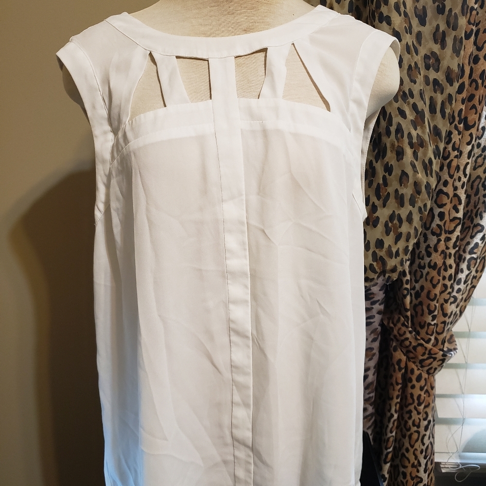 Cutout sleevless blouse